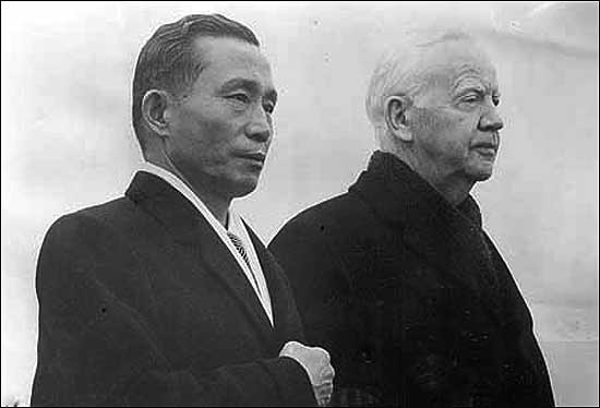 1964년 12월 7일 본 공항에 도착한 박정희 대통령과 뤼브케 대통령이 환영식에 나란히 선 모습. ⓒ 국가기록원  