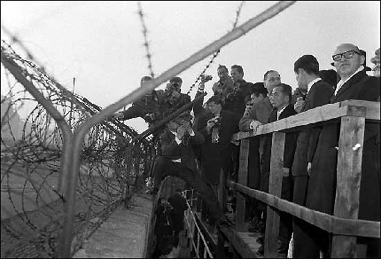 1964년 12월 11일 박정희 대통령의 베를린장벽 방문. ⓒ 국가기록원
