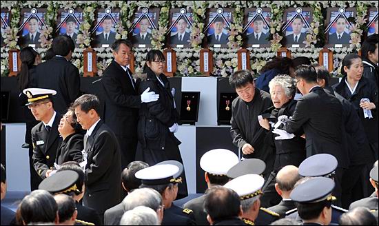 지난 2010년 4월 29일 경기 평택 해군 제2함대 사령부에서 해군장으로 열린 천안함 46용사 합동영결식에서 조문을 마친 유족들이 오열하고 있다. ⓒ연합뉴스