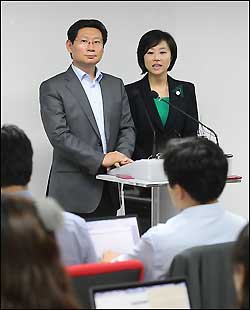 박근혜 대선 경선 캠프의 이상일(왼쪽), 조윤선 대변인이 5일 오후 여의도 캠프 사무실에서 공식출마 선언식 계획과 대선 공약을 만들 정책전문가 인선 결과에 대해 발표하고 있다. 