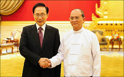미얀마를 공식방문중인 이명박 대통령이 지난 5월 14일 오후 네피도 대통령궁에서 열린 한국-미얀마 정상회담에서 테인 세인 대통령과 악수하고 있다. 