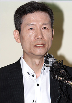 국가안전위해죄로 중국에 강제 구금됐다가 114일 만에 석방된 북한 인권운동가 김영환이 25일 오전 서울 중구 정동 사랑의 열매회관에서 기자회견을 열고 사건에 대한 경과보고를 하고 있다.