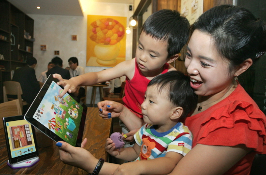 아이들이 태블릿PC를 이용해 '구름빵 놀이터' 앱을 이용하고 있다. 