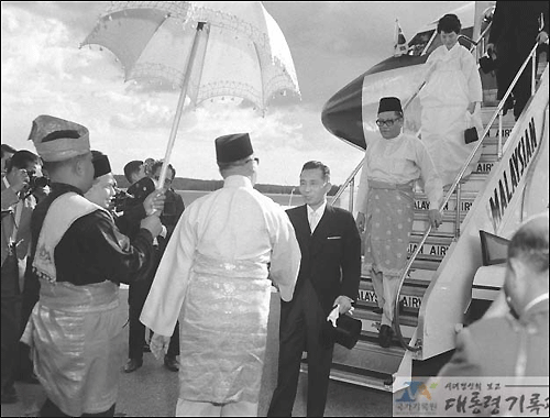 1966년 2월 말레이시아를 방문한 박정희 대통령 내외가 공항으로 영접나온 말레이시아 인사와 악수하는 모습. ⓒ 국가기록원