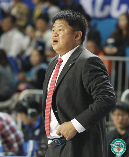 강동희 감독이 시즌 초부터 부진한 팀 성적에 진땀을 흘리고 있다.
