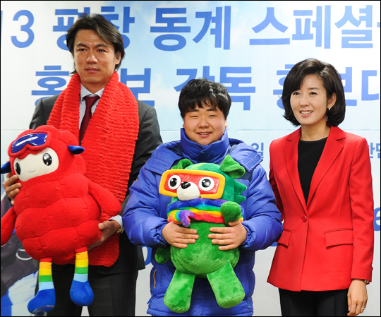 홍보대사(왼쪽부터), 김호진 스노슈잉 선수, 나경원 위원장.