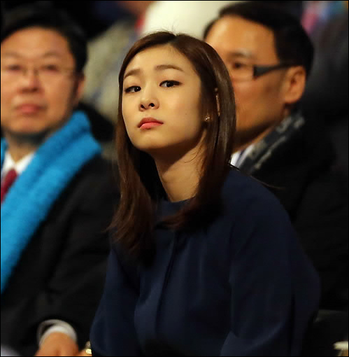 '2013평창스페셜올림픽' 개막식에 참석한 김연아가 개막행사를 보고 있다.