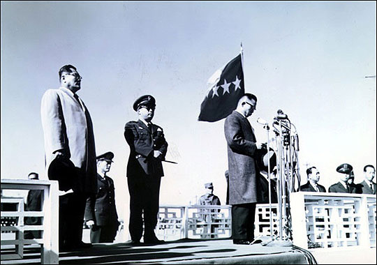 5.16 후 첫 외국방문길에 오르는 박정희 최고회의 의장. 케네디 미국 대통령과 이케다(池田) 일본 수상의 초청을 받고 미국, 일본을 방문하게 된 박 의장이 1961년 11월 11일 김포공항에서 출국인사를 하고 있다. ⓒ 정부기록사진집