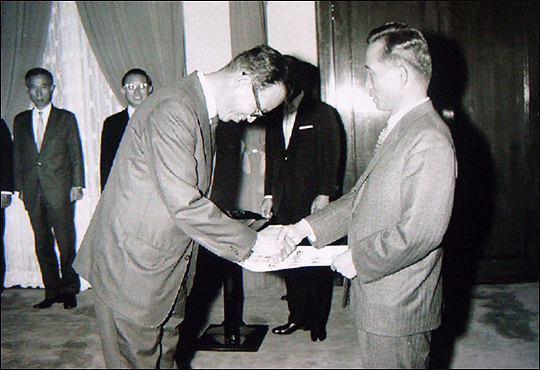 박정희 대통령이 1969년 10월 21일 재무부장관 임명장을 수여하고 있다. ⓒ국가기록원