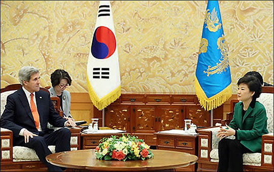 박근혜 대통령이 4월 12일 청와대를 예방한 존 케리 미국 국무부장관과 대화하고 있다. 중간에 차 탁자를 두 개도 모자라 뚝 떨어지게 벌려 놓았다. 아마도 세계에서 가장 먼 대담 간격일 것 같다. 그 떨어진 만큼 대통령의 권위가 더 올라갈까? ⓒ연합뉴스