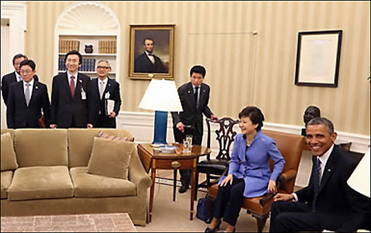 박근혜 대통령을 맞는 오바마 대통령. 미 백악관 오벌 룸에는 두 정상 사이에 아무런 장애물이 없다. 좌우 탁자 위엔 동양풍의 접시가 놓였다. 안타깝게도 박대통령은 예의 가방을 여기까지 직접 들고 와서 바닥에 내려놓았다. ⓒ연합뉴스