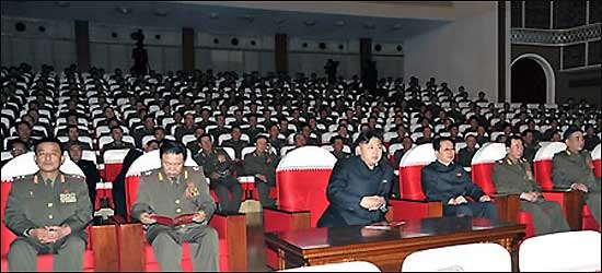 북한 김정은 국방위원회 제1위원장이 인민군 639 대연합부대와 534대연합부대 예술선전대 공연을 관람했다고 노동신문이 20일 보도했다. 다름 사람들은 군복을 입고 있는데 반해 김정은과 장성택만 같은 천의 인민복을 입고 있다. ⓒ연합뉴스 