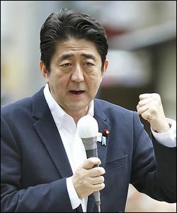 일본 아베 신조(安倍晋三) 내각의 '롱런'에 중대 관문이 될 7·21 참의원(상원) 선거가 4일 공시와 함께 17일 간의 열전에 돌입했다. 아베 총리가 이날 후쿠시마(福島)에서 진행된 가두 유세에서 연설하고 있다. ⓒ연합뉴스