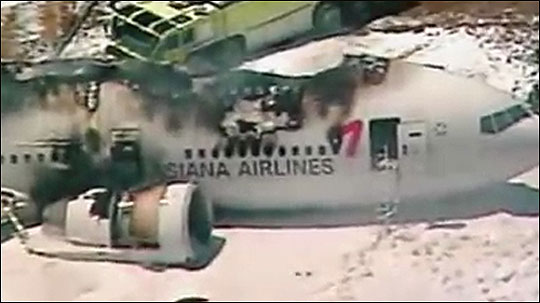 미국 샌프란시스코 국제공항에서 사고로 동체가 화재가 난 아시아나항공기. 뉴스화면 캡처.