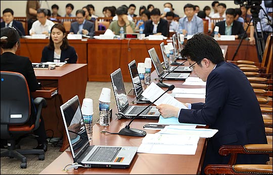 새누리당에서 국회 일정을 전면 취소한 가운데 12일 오후 국회에서 열린 '가습기살균제 피해구제 관련법 공청회'에서 김상민 의원만 참석해 회의가 진행되고 있다. ⓒ데일리안 홍효식 기자