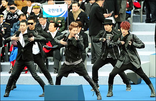 아이돌 그룹 JYJ가 지난 2월 25일 오전 국회에서 열린 제18대 박근혜 대통령 취임식에서 식전행사를 펼치고 있다. ⓒ사진공동취재단