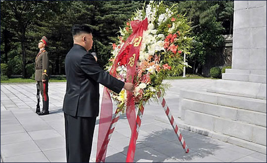 북한 김정은 국방위원회 제1위원장이 29일 평안남도 회창군에 있는 '중국인민지원군열사릉원'을 방문했다고 노동신문이 30일 전했다. ⓒ연합뉴스