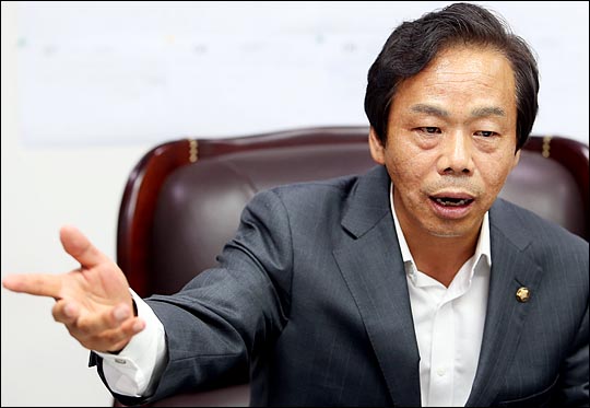 이완영 의원은 일자리 미스매치만 해결돼도 고용율 2~3% 끌어올리는 것은 쉬운 일이라고 얘기하고 있다. ⓒ데일리안 홍효식 기자