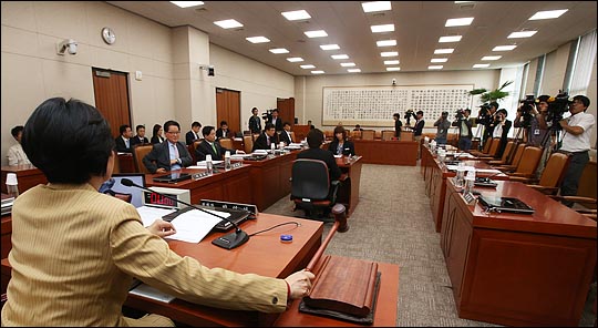 박영선 법사위원장이 지난 7일 오전 국회에서 열린 법제사법위원회 전체회의에서 산회를 알리며 의사봉을 두드리고 있다. ⓒ데일리안 홍효식 기자