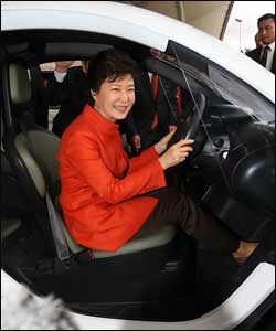 프랑스를 방문 중인 박근혜 대통령이 4일 오후(현지 시각) 르노전기차 체험관을 방문, 전기차를 시승하고 있다. ⓒ연합뉴스
