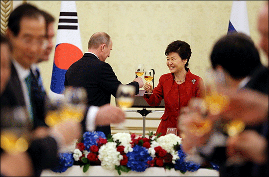 박근혜 대통령과 블라디미르 푸틴 러시아 대통령이 13일 오후 청와대 영빈관에서 열린 공식 오찬에서 건배하고 있다. ⓒ연합뉴