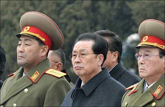 북한 김정은 국방위원회 제1위원장의 고모부인 장성택이 최근 실각하고 주변 인물들이 처형된 것으로 3일 알려졌다. 사진 가운데가 장성택. ⓒ연합뉴스