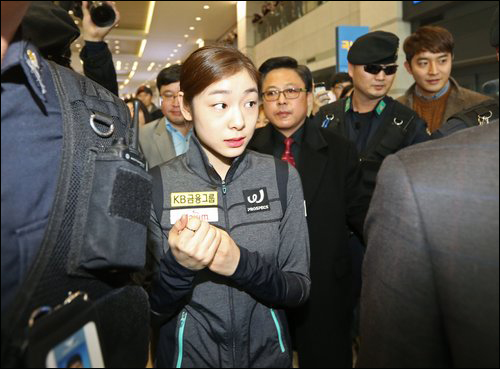 9일 오후 인천국제공항을 통해 귀국한 김연아가 공항경찰대의 경호를 받으며 입국장을 나서고 있다. ⓒ 연합뉴스