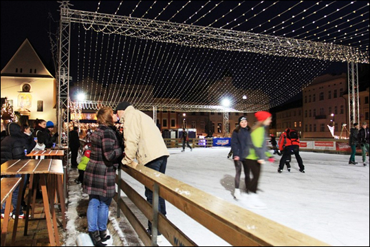 올로모우츠의 호르니 광장에 설치된 무료 스케이트 링크. 누구나 스케이트를 타며 낭만적인 겨울밤을 보낼 수 있다. ⓒ Get About 트래블웹진