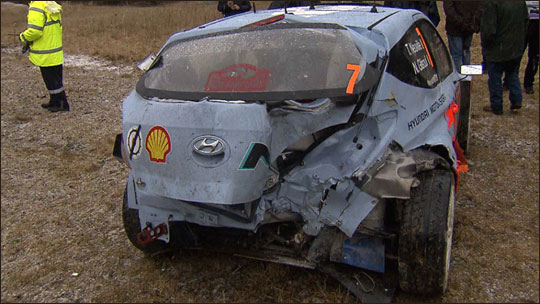 16일(현지시간) 2014 WRC 개막전 '몬테카를로 랠리' 두 번째 스테이지 눈길 코너에서 미끄러져 뒷부분이 파손된 현대차팀의 i20 월드랠리카. WRC 홈페이지 캡처.
