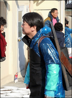 안철수 무소속 의원이 22일 서울 노원구 상계동에서 봉사자들과 함께 연탄 배달을 하고 있다.ⓒ연합뉴스