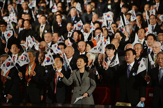 박근혜 대통령이 지난 2013년 3월 1일 서울 세종문화회관에서 열린 제94주년 3.1절 기념식에서 3.1절 노래를 합창하고 있다. ⓒ청와대