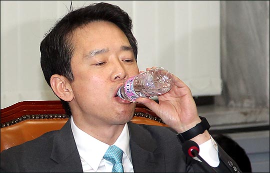 남경필 새누리당 의원이 5일 오전 국회에서 열린 최고중진연석회의에서 물을 마시고 있다. 남 의원은 이날 회의에서 6.4지방선거 경기도지사 출마를 공식 선언했다. ⓒ데일리안 박항구 기자