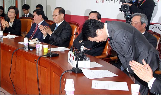 남경필 새누리당 의원이 5일 오전 국회에서 열린 최고중진연석회의에서 경기도지사 출마를 밝힌뒤 인사하고 있다. ⓒ데일리안 박항구 기자