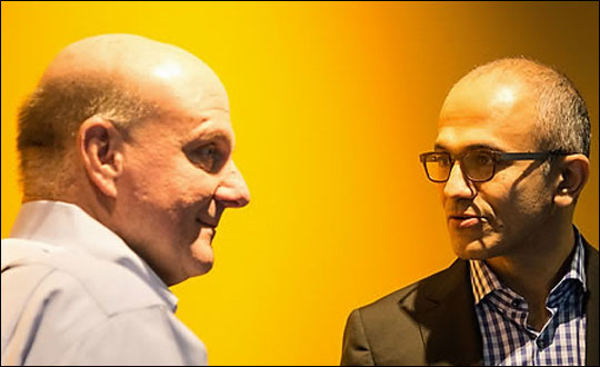 마이크로소프트 최고경영자(CEO)에 4일(현지시각) 취임한 사티아 나델라(우측)와 그의 전임자 스티브 발머(좌측).ⓒ연합뉴스