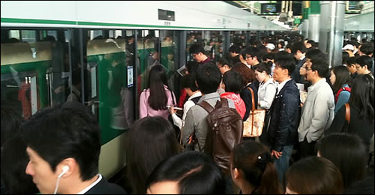 서울시가 지하철 2호선에 급행 열차를 도입하려는 계획을 세우고 있다는 소식이 알려지면서 지하철 2호선의 급행열차 도입 여부에 네티즌들의 관심이 높아지고 있다.(자료사진) ⓒ데일리안