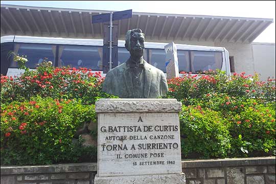 유명한 이탈리아 칸초네 '돌아오라 소렌토로(Torna a Surriento)'의 창작자로 알려진 잠바티스타 데 쿠르티스의 동상이 소렌토역 앞에 세워져 있다. ⓒ이석원