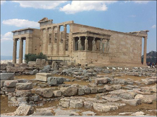 서남쪽에서 바라본 에렉테이온 신전, 왼쪽에 2개의 기둥이 보이는 부분은 포세이돈 성소다. 중앙의 여인 석주가 있는 곳이 에렉테우스 성소, 오른쪽 1개의 기둥이 보이는 동쪽이 아테나 성소다. ⓒ박경귀 