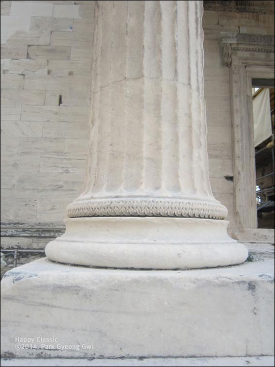포세이돈 성소의 이오니아 기둥의 섬세한 밑동 장식이 건축미를 더해준다. ⓒ박경귀 