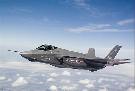 사진은 미국의 차세대 통합전투용 공격기 개발사업에서 공개한 테스트 비행 중인 F-35A. 미 차세대 통합전투용 공격기 개발사업 홈페이지 화면캡처