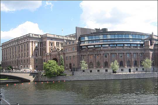 스웨덴 사회민주주의의 상징이자 대표적인 3D 업종으로 통하는 국회의원들의 국회의사당. 멋드러진 중세풍의 의사당 건물은 스톡홀름의 구시가지로 들어가는 길목에 있다. ⓒ이석원