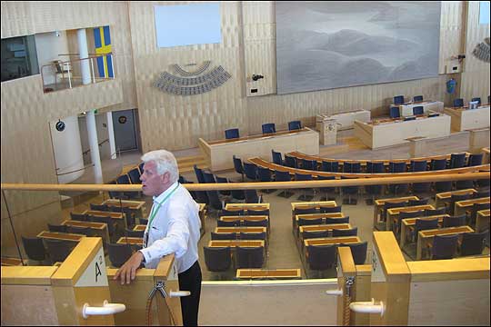 국회의사당 내부 본회의장. 스웨덴 국회의원들의 가장 중요한 업무 중 하나가 국회의사당 투어 가이드다. 한번에 30명 씩 입장을 할 수 있는데, 옆집 아저씨 같은 느낌의 국회의원이 30명의 관광객을을 직접 가이드한다. 사진 속 흰 셔츠를 입고 가이드를 하고 있는 분도 3선 국회의원이라고 한다. ⓒ이석원