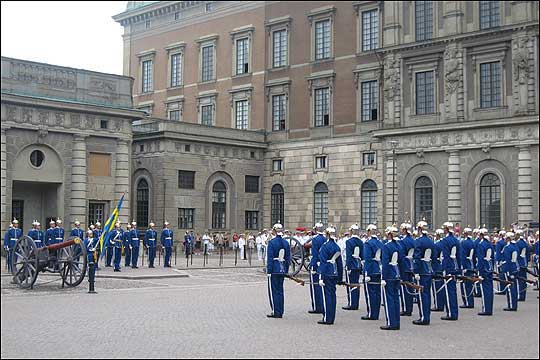 스톡홀름 구시가지에 있는 왕궁에서 매일 정오에 열리는 수비병 교대식. 왕궁은 1982년까지는 스웨덴 국왕의 가족이 거주하던 곳이고, 지금은 국왕의 집무실과 외국 귀빈들을 맞을 때 사용하는 영빈관 등이 있다. 왕궁의 상당 공간은 관광객들에게 개방 돼 있다. ⓒ이석원
