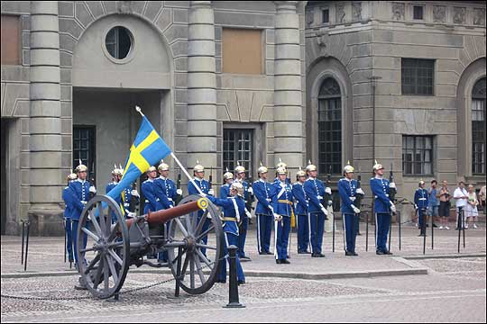 무명 배우들이 수비병 역할을 하는 우리나라나 몇몇 나라들의 왕궁와는 달리 스웨덴 왕궁의 수비병은 실제 복무하는 군인들이다. 물론 그들 중 특별히 잘생긴 청년들을 선별한 것 같기는 하다. ⓒ이석원