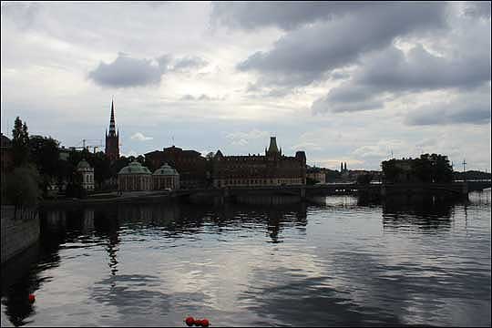 스톡홀름을 '북유럽의 베네치아'라고 부르는 이유는 멜라렌 호수에 떠 있는 14개의 검 사이사이로 멋진 수로들이 연결돼 있기 때문이다. ⓒ이석원