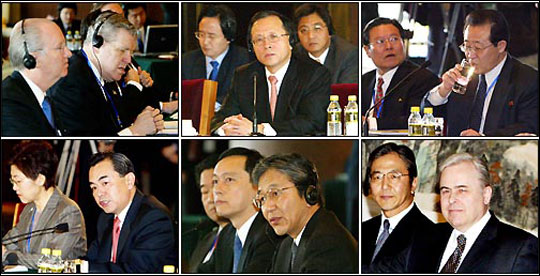 지난 2004년 2월 25일 오전 중국 베이징 조어대에서 열린 제2차 6자회담 전체회의에 참가한 각국 수석대표들. 왼쪽 위에서부터 시계방향으로 미국, 한국, 북한, 러시아, 일본, 중국 대표.ⓒ데일리안DB
