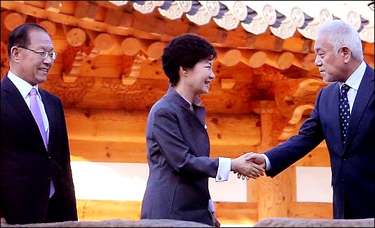 지난 2013년 9월 16일 청와대에서 열린 박대통령 여야 대표 회담에서 박 대통령이 김한길 민주당 대표와 악수하고 있다.ⓒ연합뉴스