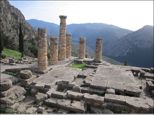델피의 아폴론 신전의 터전이다. 지진과 전쟁으로 파괴되어 지금은 거대한 기둥 6개만 덩그러니 남아있다. 그리스인들은 이곳의 신탁을 가장 영험한 것으로 믿었다. ⓒ박경귀 