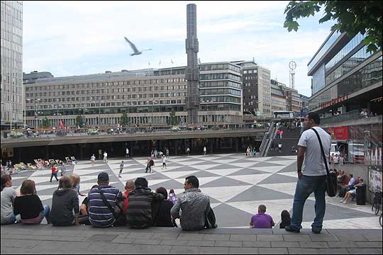 스톡훌름 중심부에 잇는 세르옐 광장을 중심으로 최대의 쇼핑 거리가 형성된다. 세르옐 광장에서 국회의사당 앞까지 이르는 드로트닝가탄은 명품 매장 뿐 아니라 디자인이 뛰어난 스웨덴 고유 브랜드들도 적지 않다. ⓒ이석원