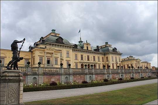 현 스웨덴 국왕인 칼 구스타프 16세와 그의 가족이 살고 잇는 드로트닝홀름 왕궁. 파리 베르사유나 빈 쇤부른 궁전과 흡사한 느낌을 주지만 규모는 그보다 훨신 작다. ⓒ이석원
