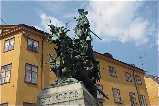 쾨프만가탄 끝에 서 있는 스웨덴의 영웅 전설 '상티 요란' 동상. 감라 스탄을 찾는 스톡홀름 시민들은 이 자리에서 사진찍는 것을 좋아한다고. ⓒ이석원